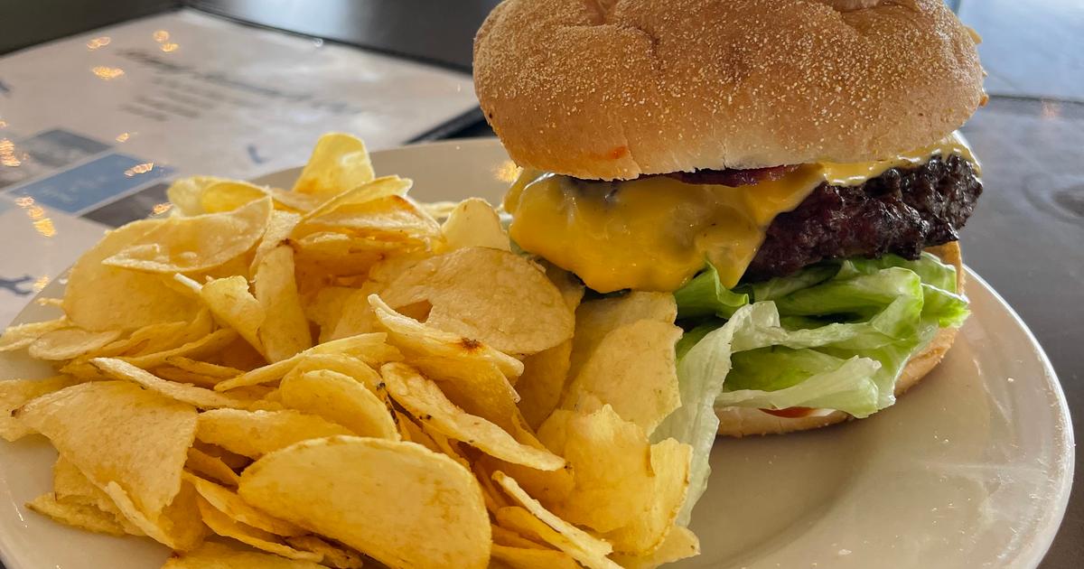 Enjoy a delicious cheeseburger with chips at Simply Suzanne's! 